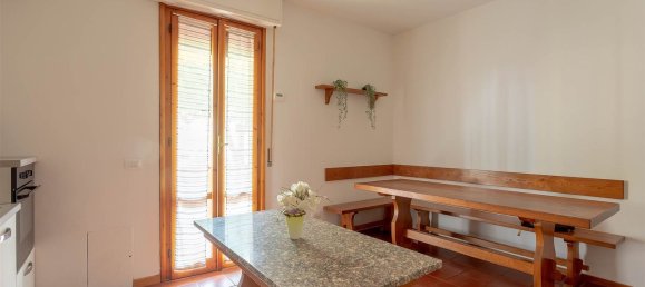 4-salle Appartement à Signa, Italy No. 14057 14