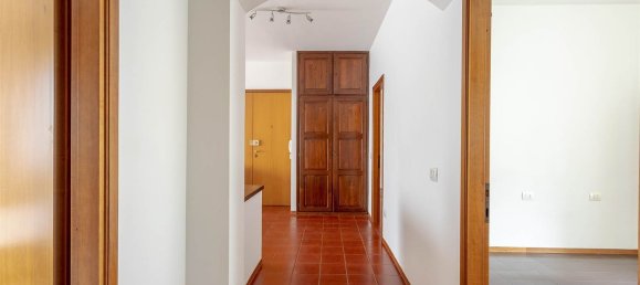 4-salle Appartement à Signa, Italy No. 14057 26