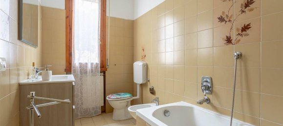 4-salle Appartement à Signa, Italy No. 14057 24