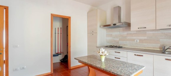 4-salle Appartement à Signa, Italy No. 14057 17