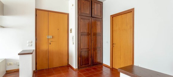 4-salle Appartement à Signa, Italy No. 14057 3