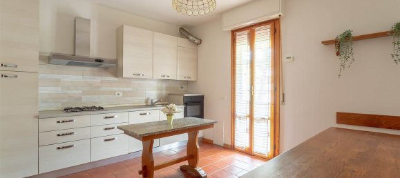 4-salle Appartement à Signa, Italy No. 14057 13