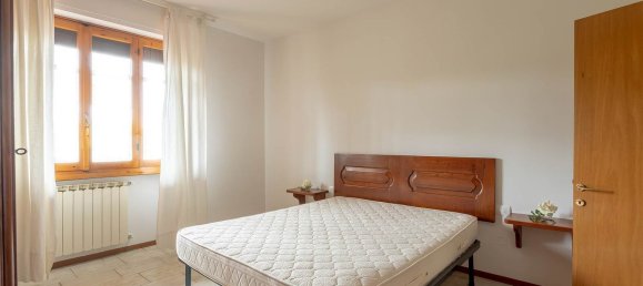 4-salle Appartement à Signa, Italy No. 14057 20