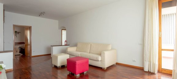 4-salle Appartement à Signa, Italy No. 14057 9