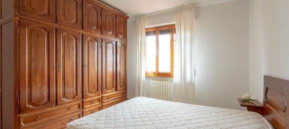 4-salle Appartement à Signa, Italy No. 14057 19