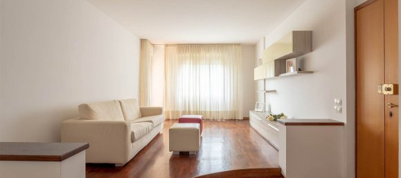 4-salle Appartement à Signa, Italy No. 14057 2