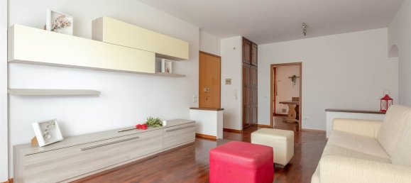4-salle Appartement à Signa, Italy No. 14057 10