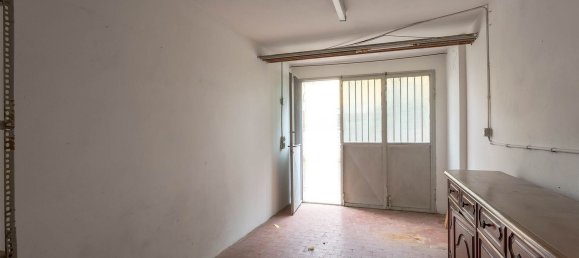 4-salle Appartement à Signa, Italy No. 14057 32