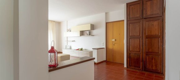 4-salle Appartement à Signa, Italy No. 14057 12