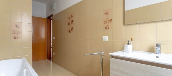 4-salle Appartement à Signa, Italy No. 14057 25