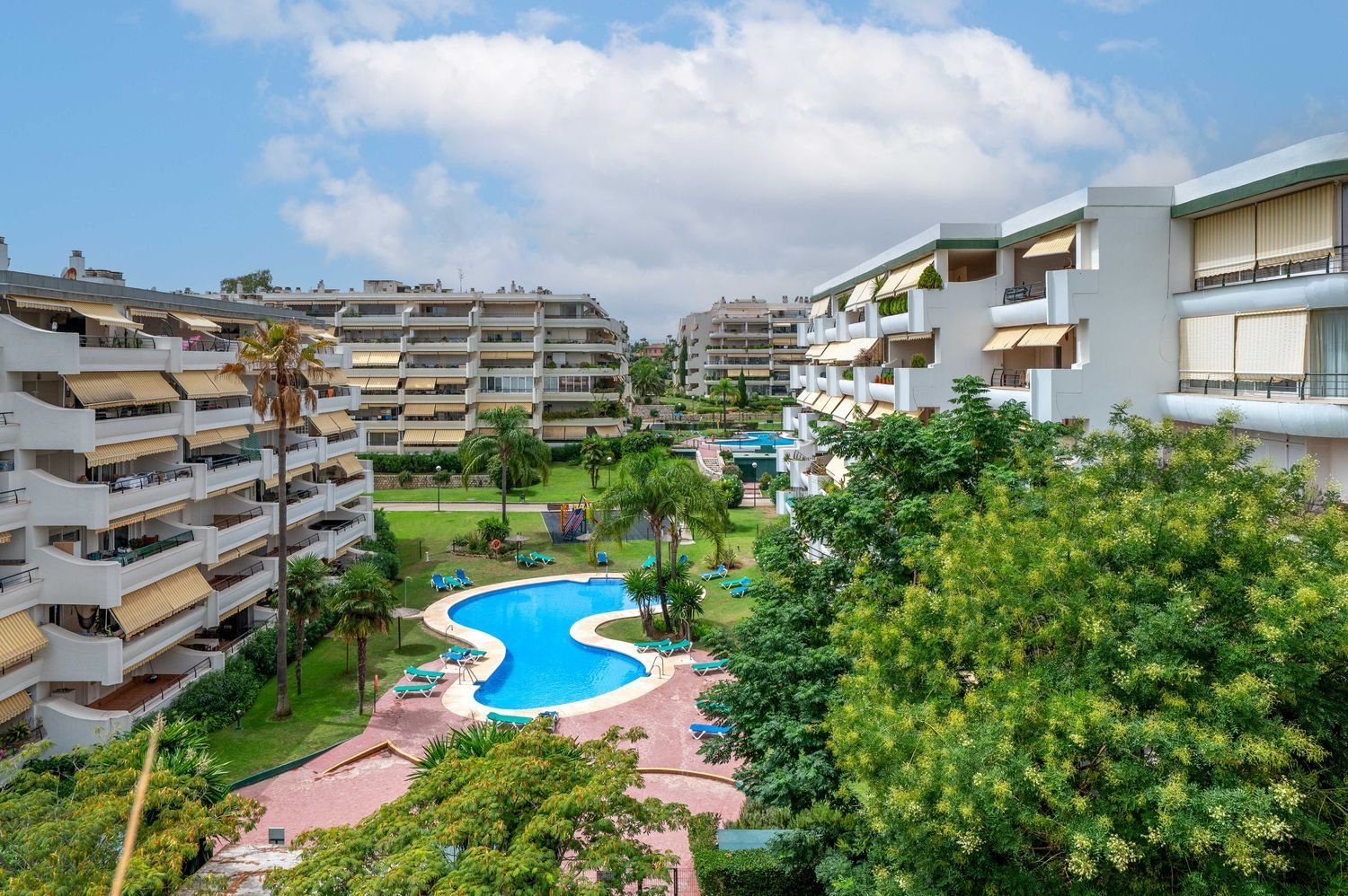 Dúplex de 3 dormitorios en Marbella, Spain No. 217147