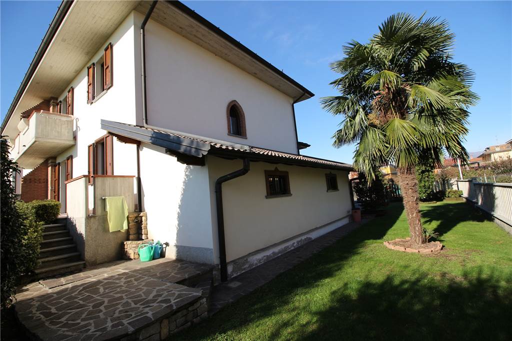 3 bedrooms House in Madone, Italy No. 177352