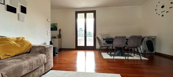 3-salle Appartement à Canzo, Italy No. 9407 3
