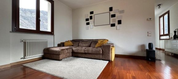 3-salle Appartement à Canzo, Italy No. 9407 4