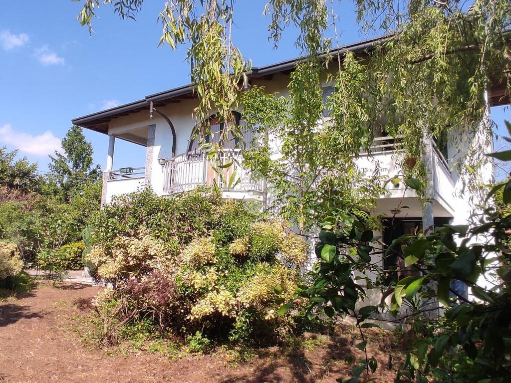 3 bedrooms Villa in Lonate Pozzolo, Italy No. 142619