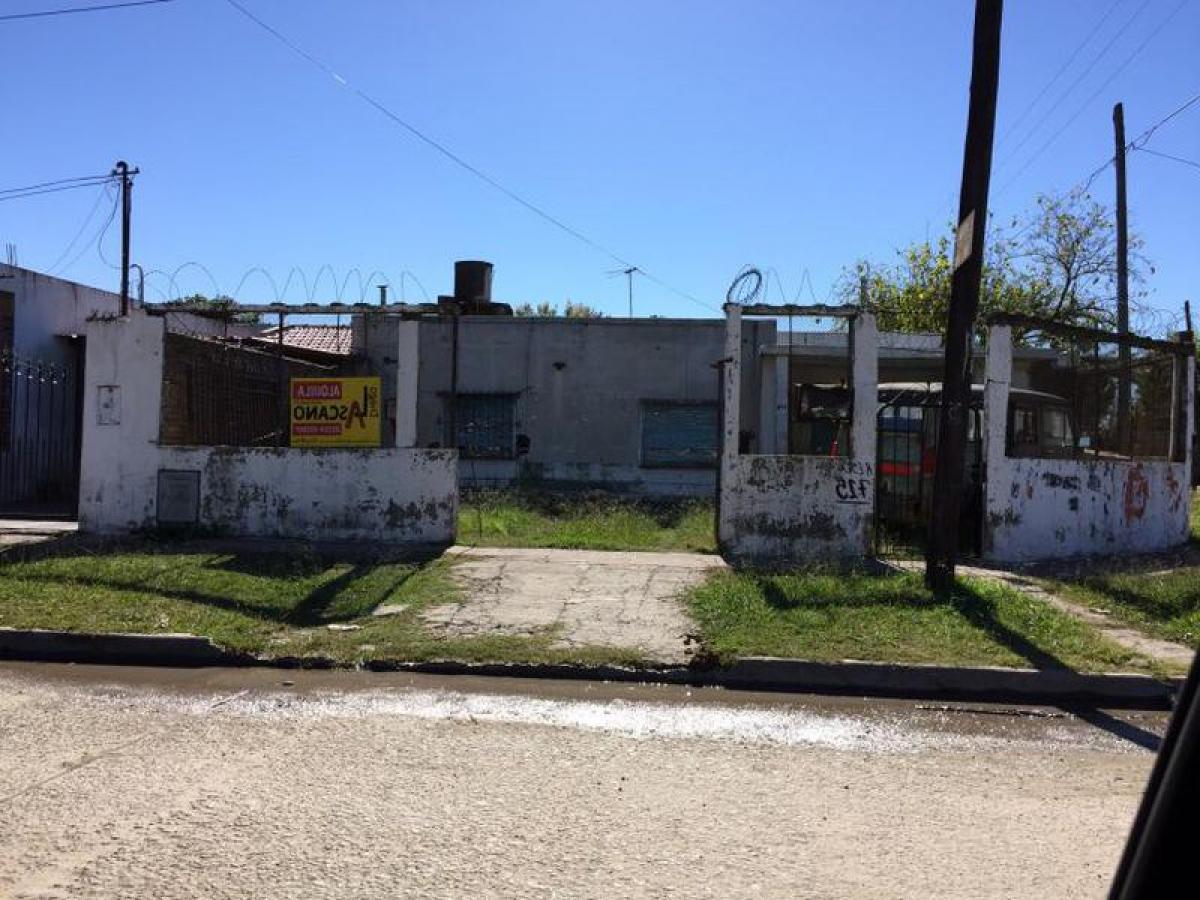 Casa de 2 dormitorios en Presidente Perón, Argentina No. 3636