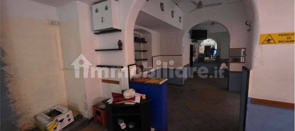 Коммерческая недвижимость с 4 комнатами в Генуя, Италия № 42443 8