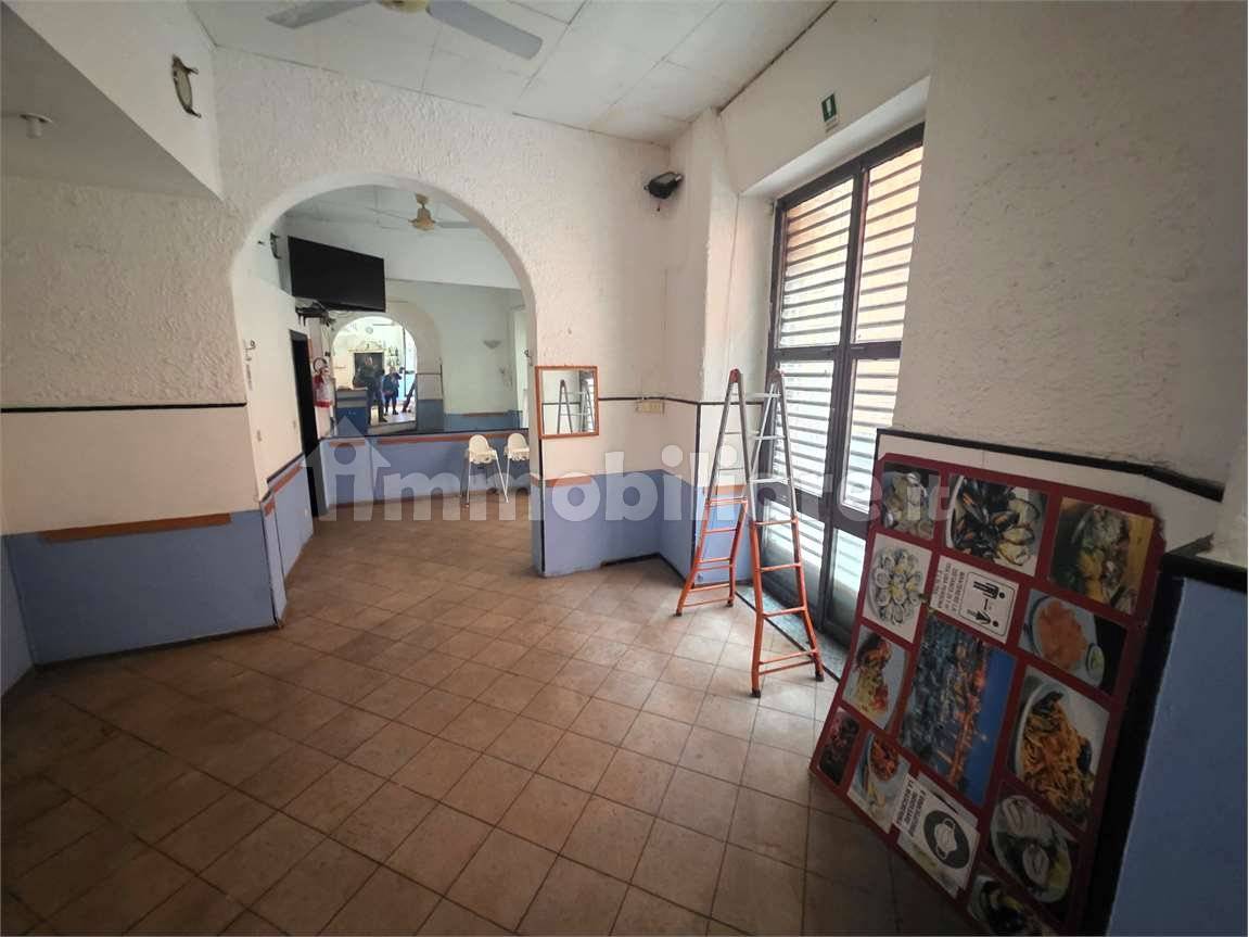 Коммерческая недвижимость с 4 комнатами в Генуя, Италия № 42443