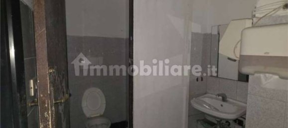 Коммерческая недвижимость с 4 комнатами в Генуя, Италия № 42443 7