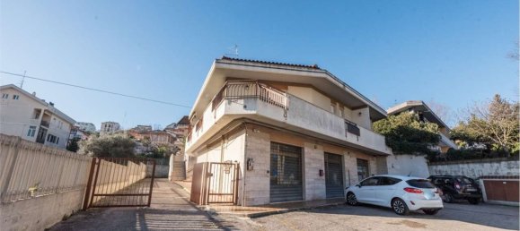 7 rooms Apartment in Pescara, Italy No. 96562 5