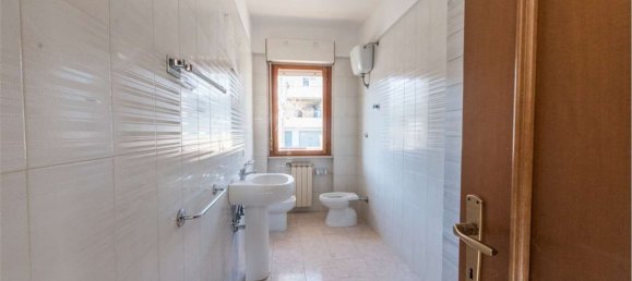 7 rooms Apartment in Pescara, Italy No. 96562 33