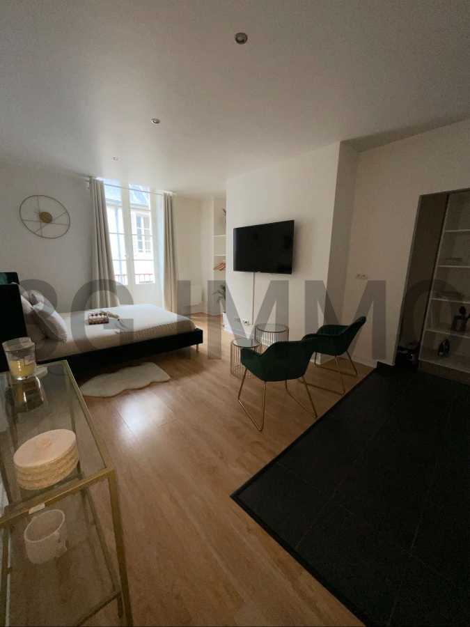 Dúplex de 10 dormitorios en Bourges, France No. 200570