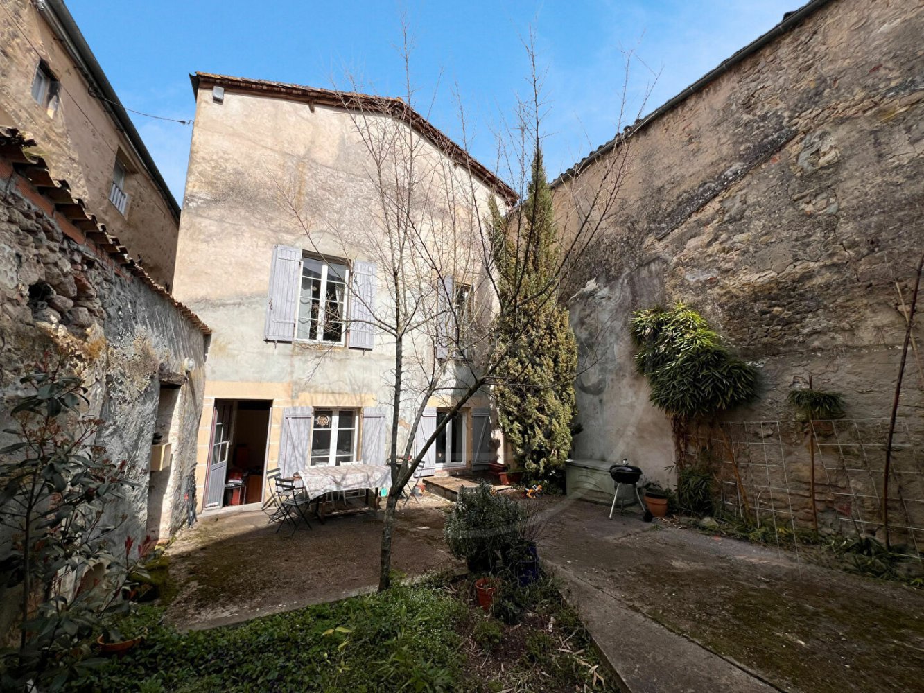 Casa de 4 dormitorios en Bazas, France No. 97447
