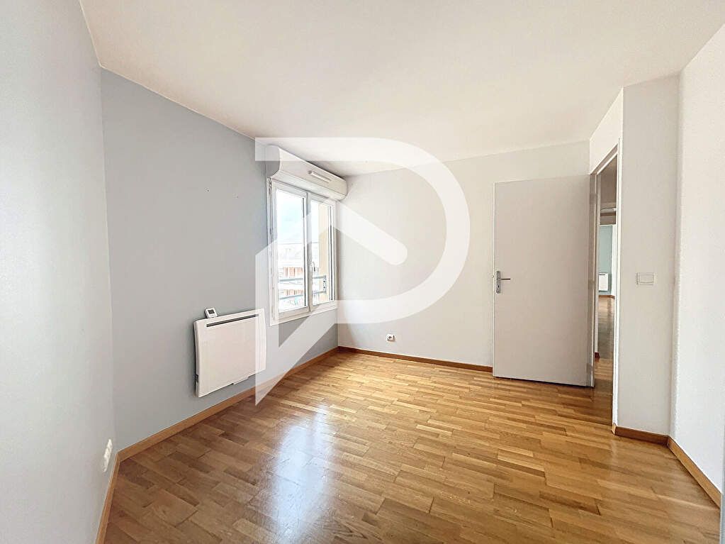 2 bedrooms Apartment in Suresnes, France No. 131399