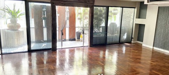 4 bedrooms Condo in Bangkok, Thailand No. 23551 2