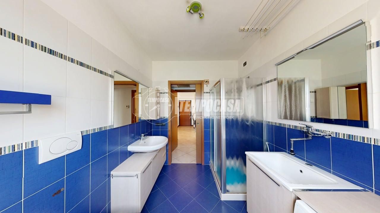 2-salle Appartement à Bovisio Masciago, Italy No. 291077
