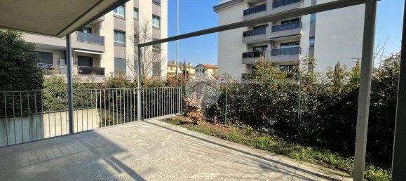 2-salle Appartement à Magenta, Italy No. 15523 8