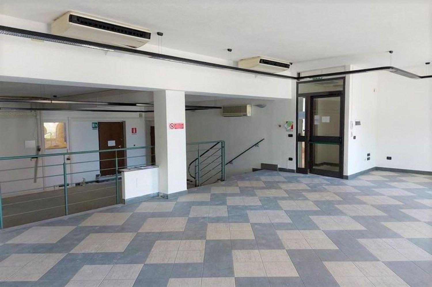 309m² Office in Nuoro, Italy No. 376342