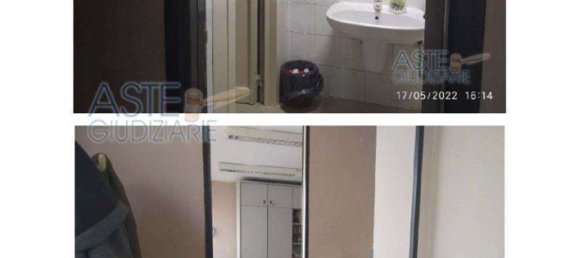 370m² Warehouse in Naples, Italy No. 9478 32