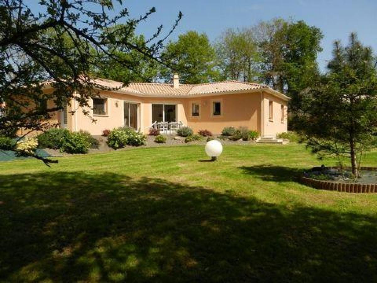 3 bedrooms House in Challans, France No. 32428