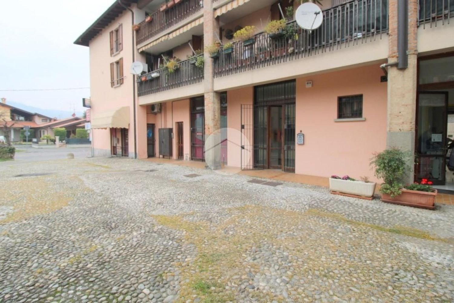 2-salle Propriété commerciale à Corte Franca, Italy No. 118169