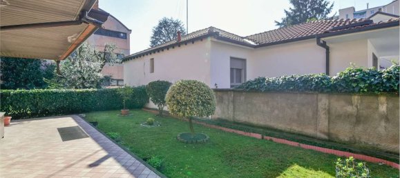 Квартира с 3 комнатами в Чинизелло Бальсамо, Италия № 188261 5