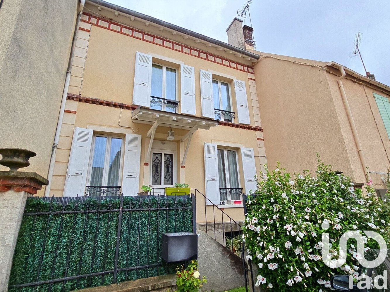 Casa de 3 dormitorios en Le Charme, France No. 326890