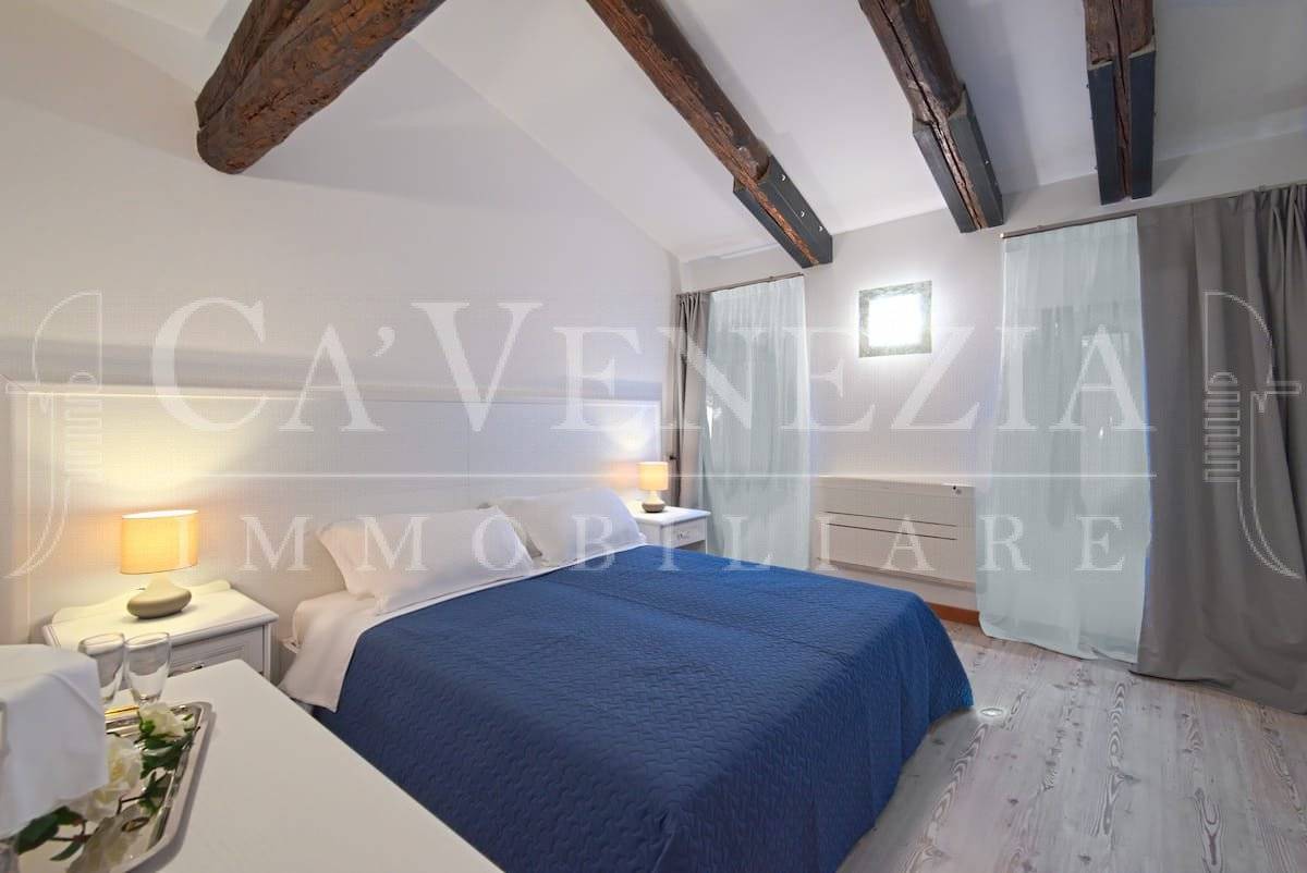 5 rooms Building in Venice, Italy No. 20315