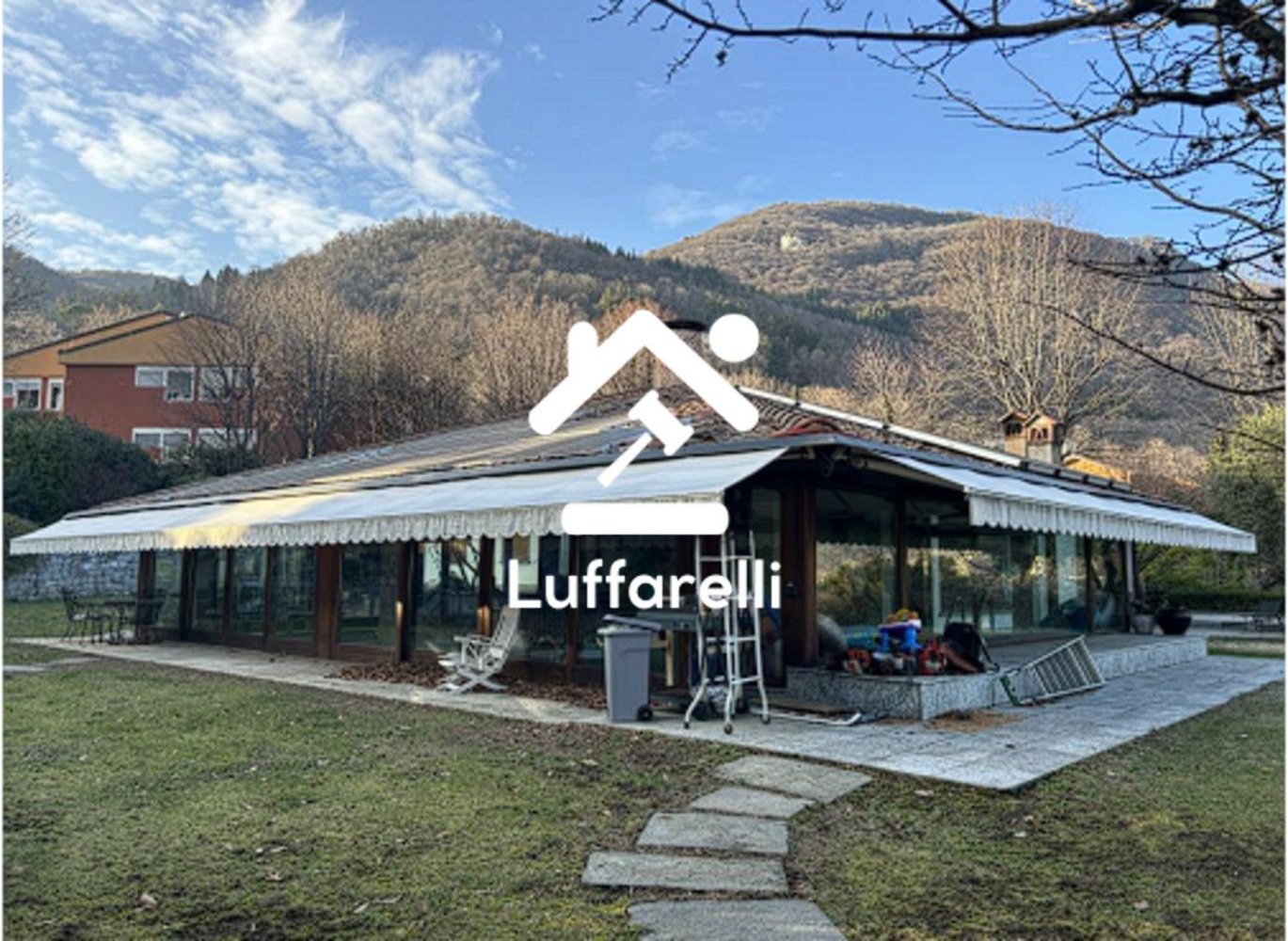 12 rooms Villa in Erba, Italy No. 2829