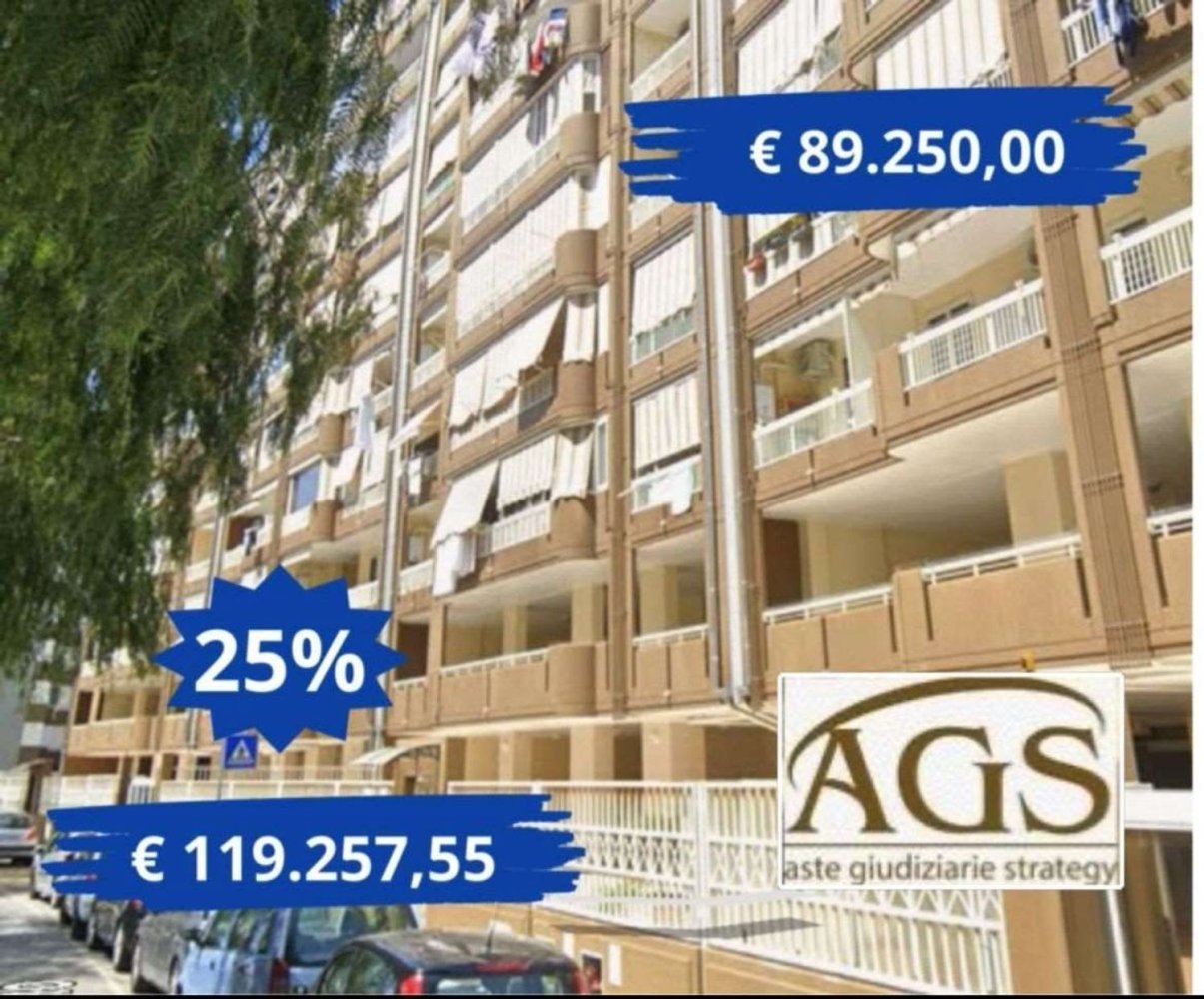 Квартира с 5 спальнями в Бари, Италия № 376708