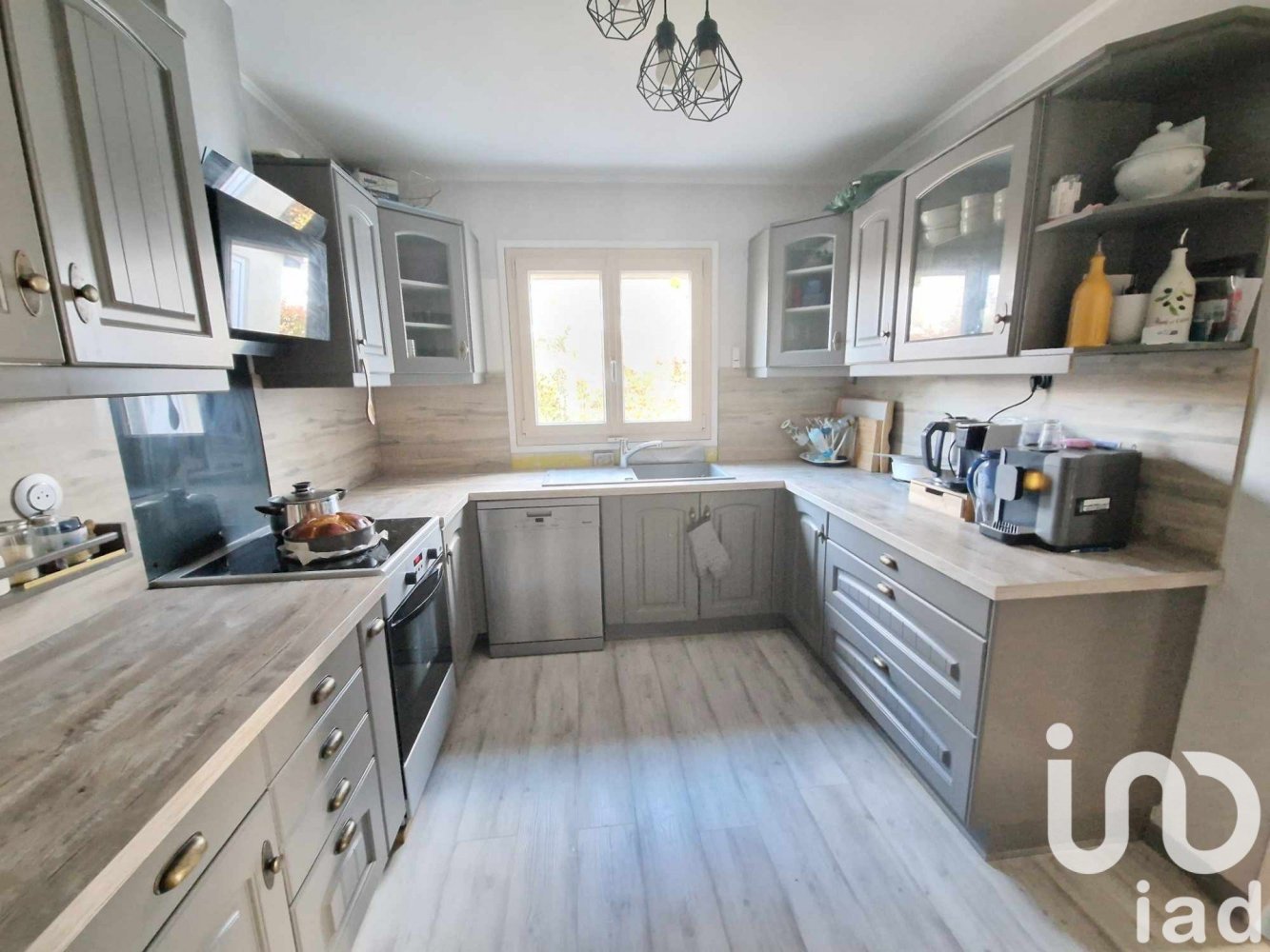 Casa de 3 dormitorios en Les Bordes, France No. 46193