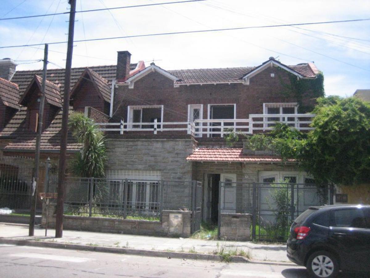 4 bedrooms House in Moron, Argentina No. 12943