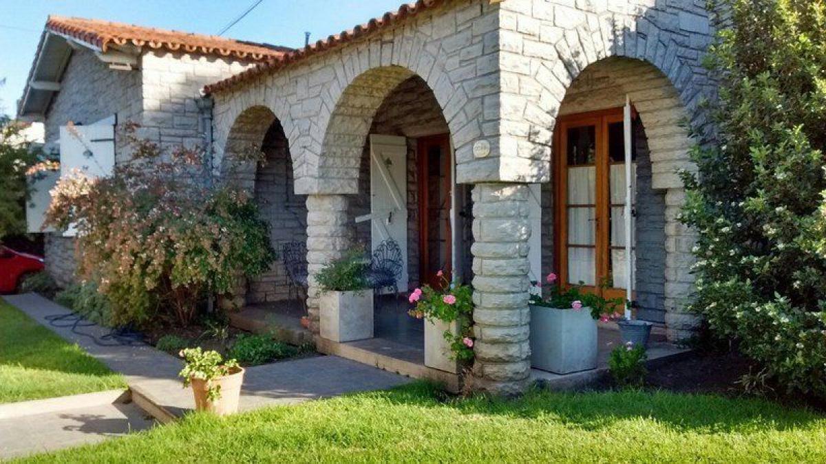 5 bedrooms House in Mar del Plata, Argentina No. 72752