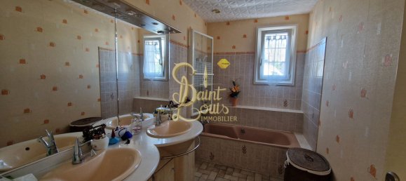 5 bedrooms House in Richelieu, France No. 71792 3