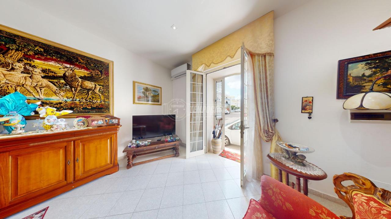 5 rooms Apartment in Lecce, Italy No. 18387