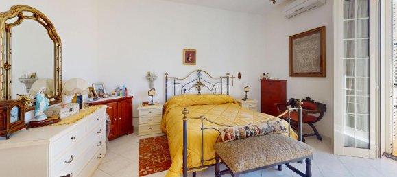 5 rooms Apartment in Lecce, Italy No. 18387 12