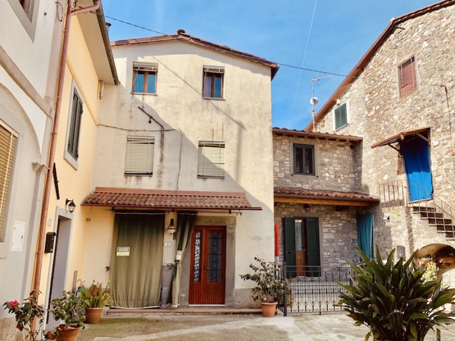 2 bedrooms Townhouse in Borgo a Mozzano, Italy No. 172122