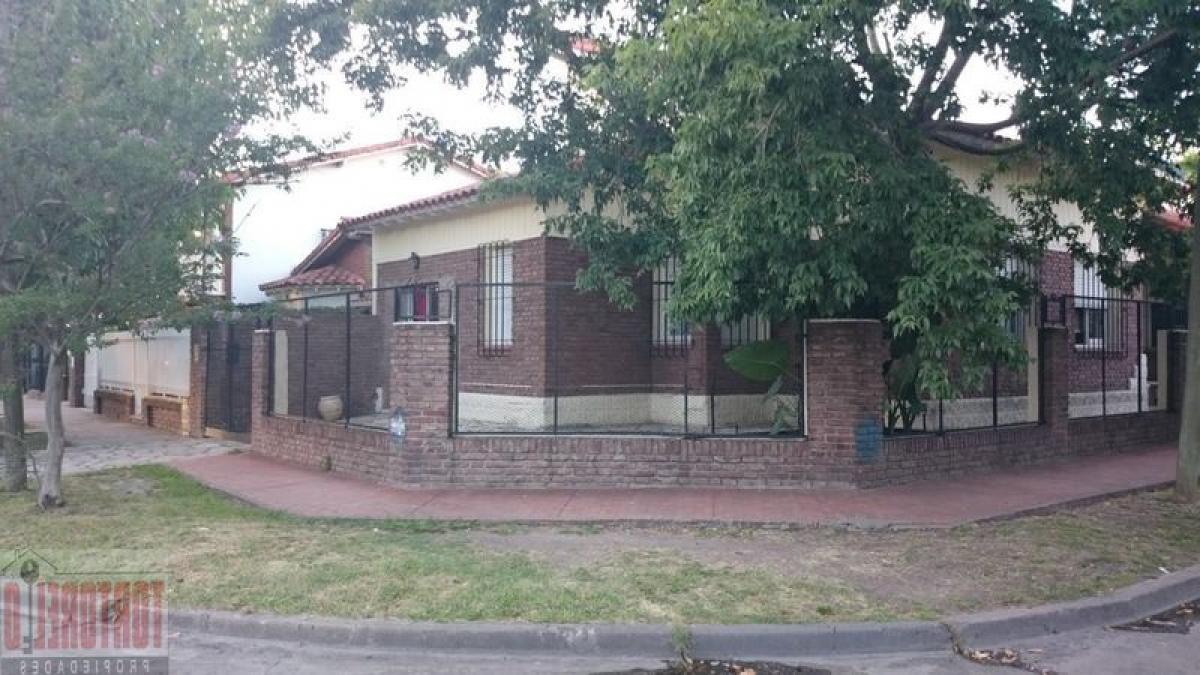 Casa de 4 dormitorios en Ituzaingó, Argentina No. 97209