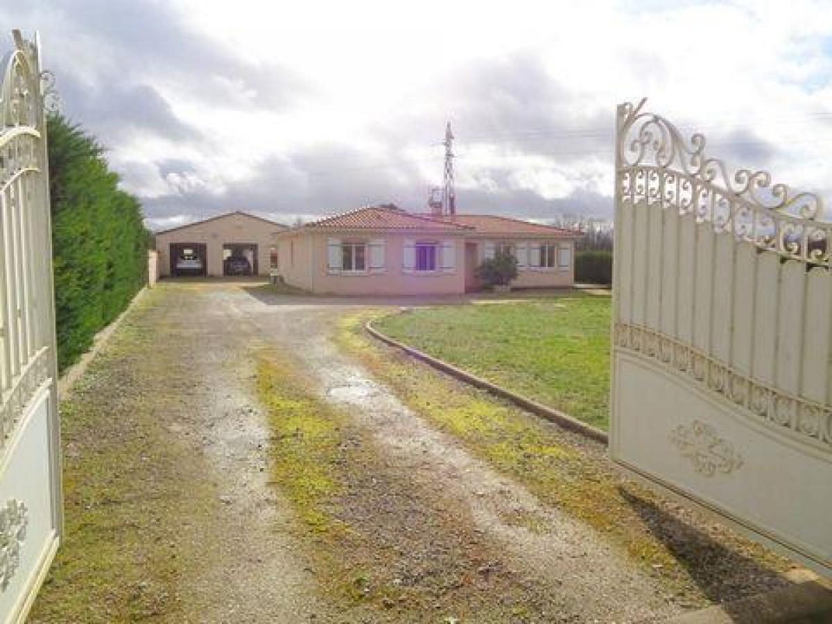 3 bedrooms House in Angouleme, France No. 26324