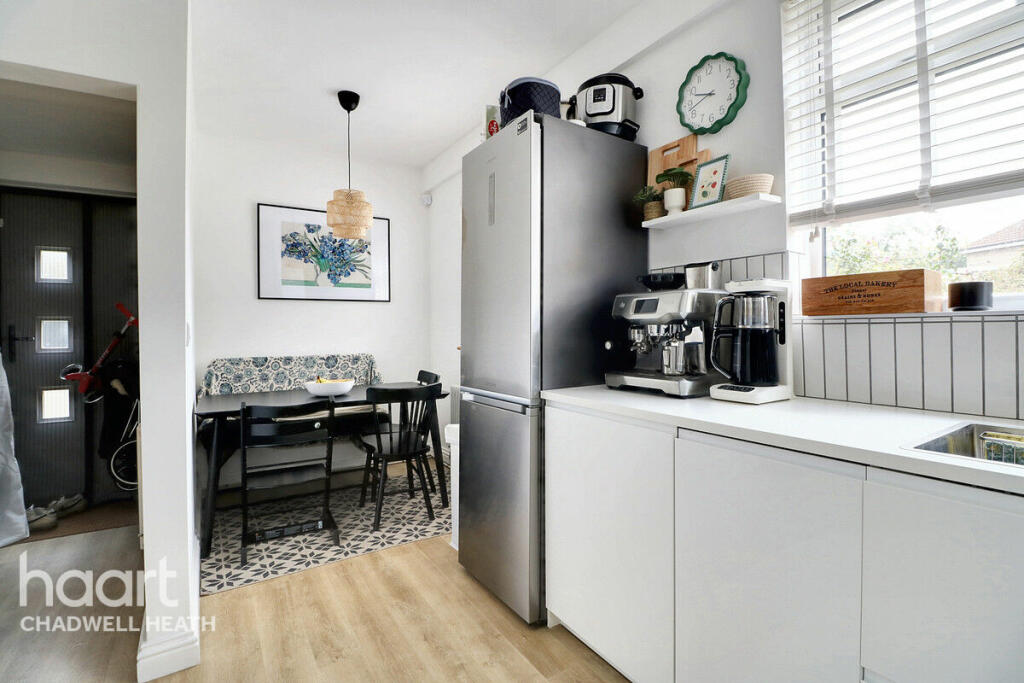 2 bedrooms House in Dagenham, United Kingdom No. 4821